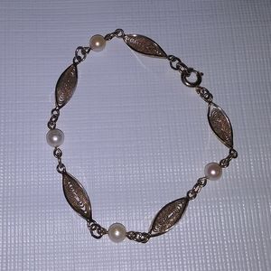 Leaf and pearl gold tone Bracelet